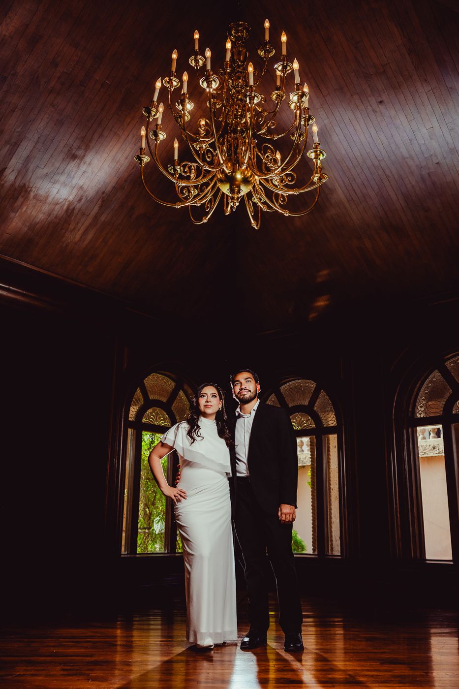 Yeimi y Carlos bajo un candelabro